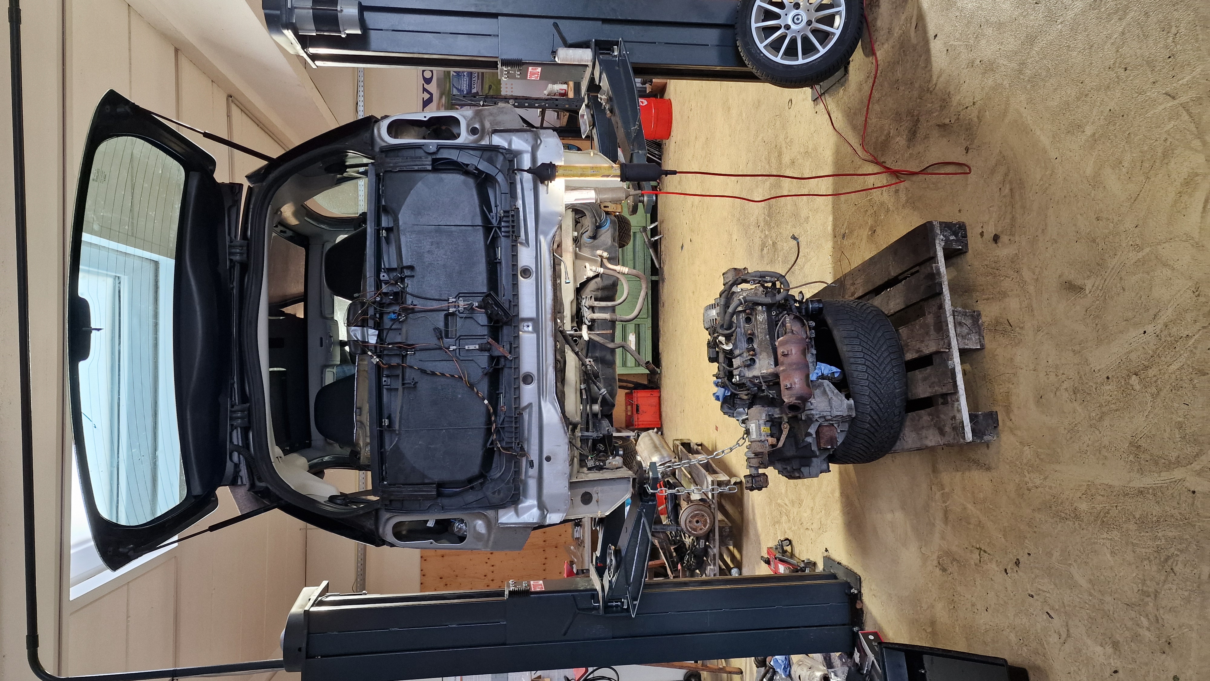 Smart mit ausgebautem Motor in der Werkstatt